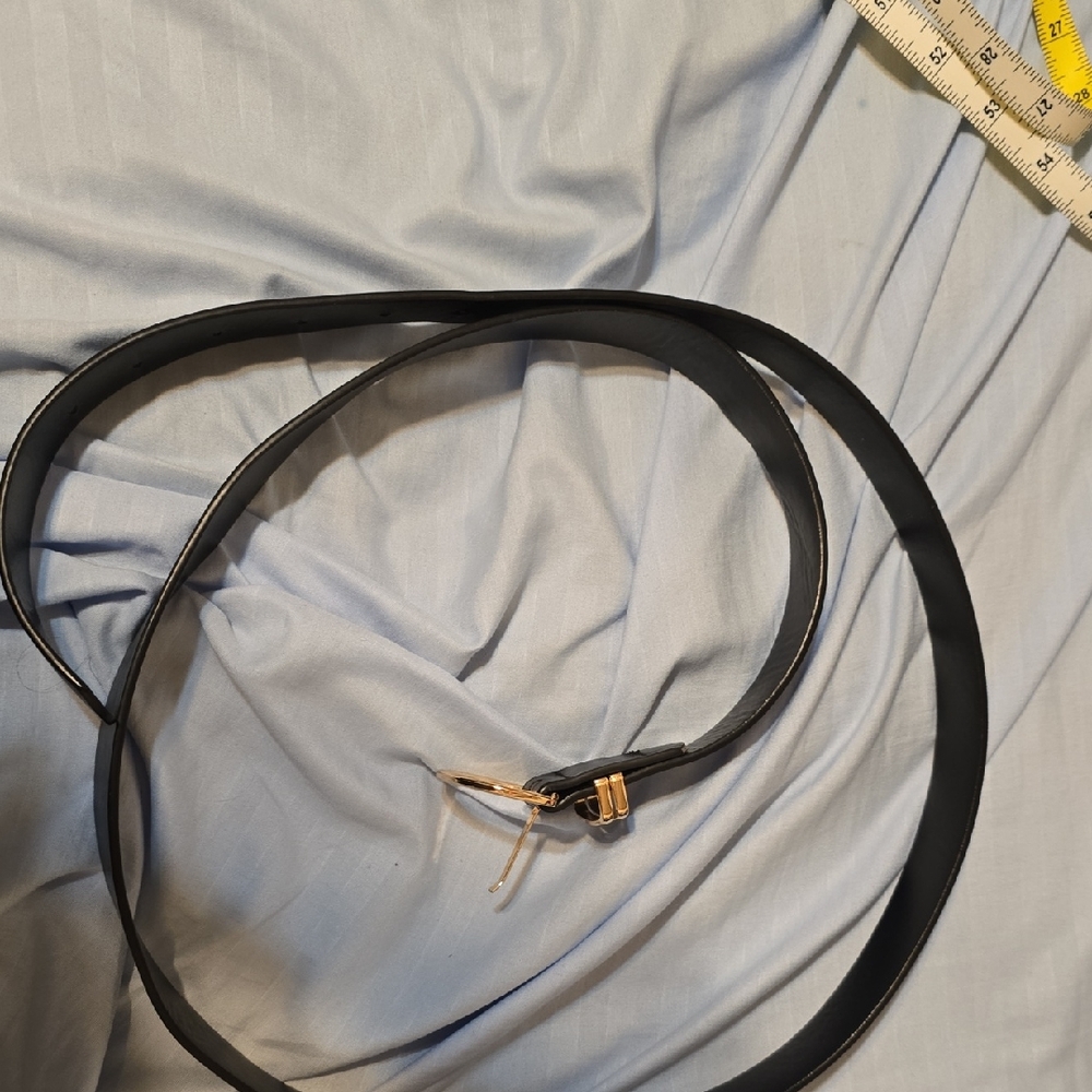 Source Unknown Black Leather Belt with Small Gold Buckle